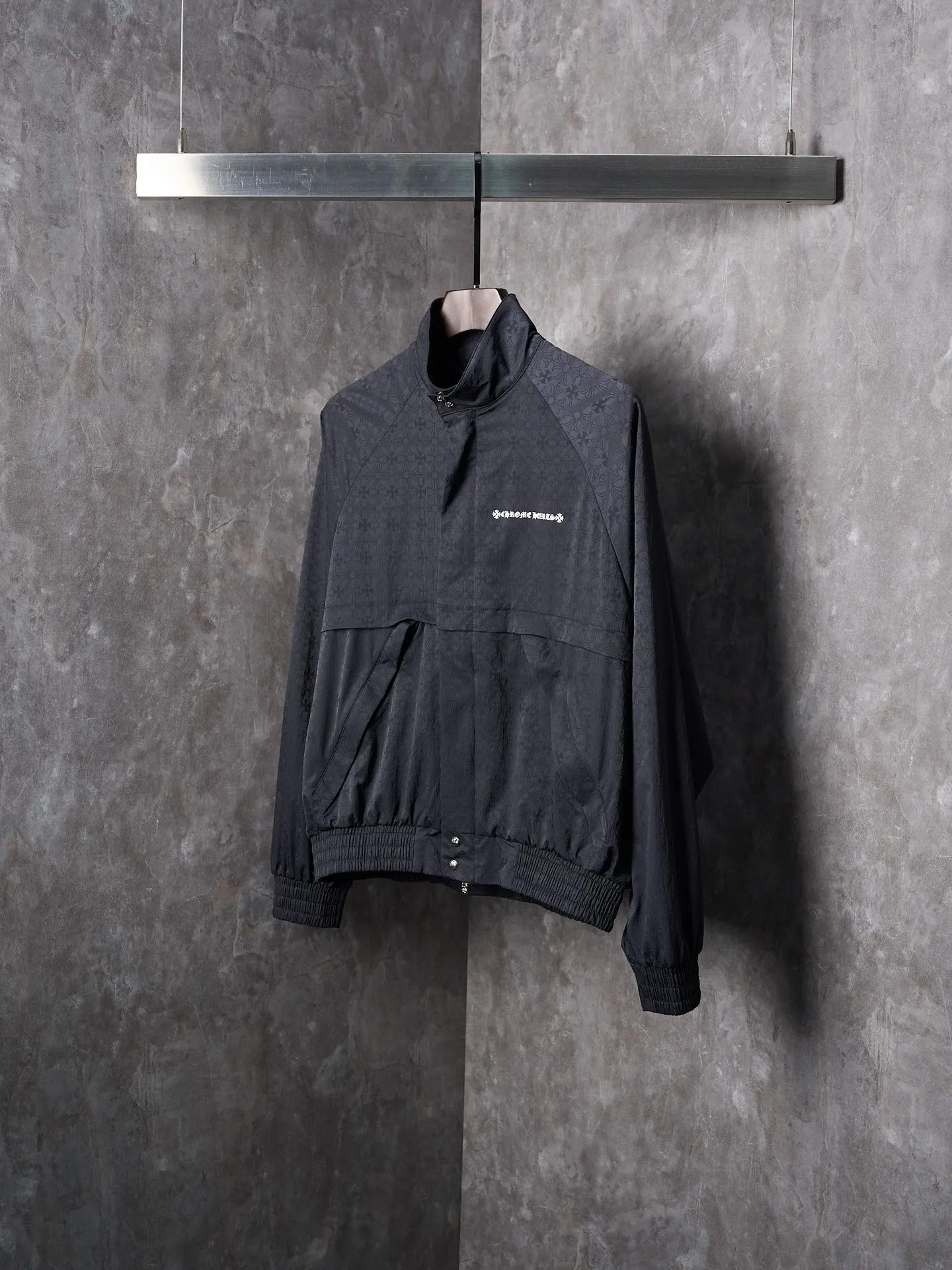 P620 Actual hanging auction】Chrome Hearts/Chrome Heart CH full-print dark pattern woven zipper jacket [Ready stock] S M L Low-key sharpness, full of recognition, interpretation of unparalleled fashion style, casual sophistication, making every touch a ritual experience. Fabric jacquard technology. By weaving the full width of the fabric surface, CH dark jacquard weaving technology controls the interweaving of warp and weft lines. Precisely controls the interweaving density and tension of the yarn to make it more three-dimensional. Glue printing is used. The printing is modified by the film screen three times. Use glue liquid paint to print the pattern on the fabric. Bake the fabric to fix the printing pattern. Infrared positioning cutting machine. The infrared transmitter and infrared receiver are used to achieve precise positioning of the material. The accuracy can reach the micron level, thereby meeting the effect of high-precision cutting of alignment and striping. Process 4: The fabrics are washed and have a better hand feel and texture. It is not easy to deform, not easy to shrink, not easy to fade, and maintains long-term beauty and loose fit.